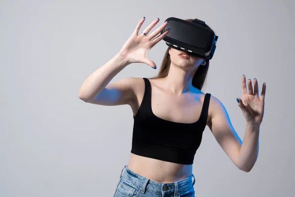 Happy brunetka dziewczyna coraz doświadczenie za pomocą okularów VR wirtualnej rzeczywistości. — Zdjęcie stockowe