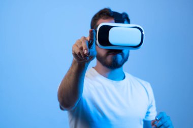 Sanal dünyada VR kulaklıkla çalışan ve yeni ürünler ve uygulamalar yaratan genç bir geliştirici..