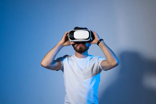 Hombre con gafas de realidad virtual. Concepto de tecnología VR. Realidad aumentada, concepto de tecnología futura. RV. — Foto de Stock