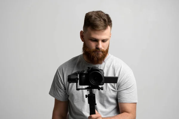 Videografo portatore con 3 assi gimbal e fotocamera dslr. Filmmaking, videografia, hobby e creatività concetto. — Foto Stock