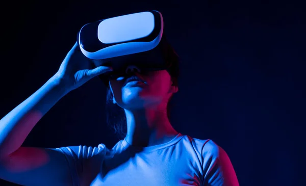 Mujer desarrolladora, arquitecta diseñadora que utiliza auriculares VR para diseñar nuevos productos o tecnologías con tecnología VR. — Foto de Stock