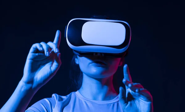 Concepto de tecnología de innovación digital. Mujer usando gafas VR en luces de neón de colores y divertirse. Realidad aumentada virtual portátil. — Foto de Stock