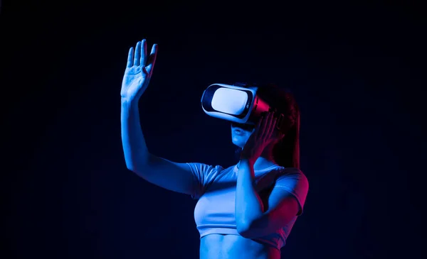 Portré női építész visel virtuális valóság headset és kézmozdulatok, ő használja VR technológia ipari tervezés, fejlesztés, építész. — Stock Fotó