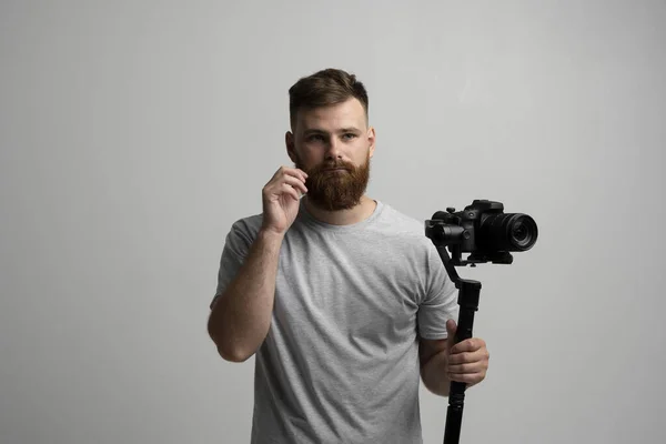 Bearder videographer filmowiec filmowiec dop z 3-osiową kamerą gimbal i dslr. Koncepcja produkcji filmowej, wideo, hobby i kreatywności. — Zdjęcie stockowe