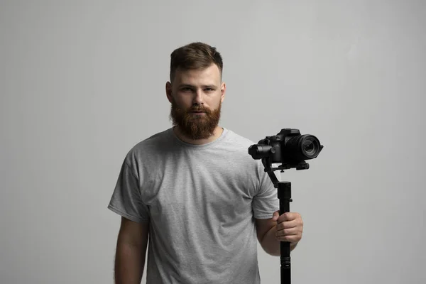 Fotógrafo profesional cineasta cineasta dop usando cámara dslr en estabilizador de gimbal aislado sobre fondo blanco. Directop de fotografía, camarógrafo. —  Fotos de Stock