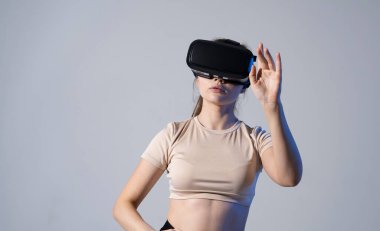 VR, artırılmış gerçeklik, bilim, gelecekteki teknoloji konsepti. Sanal gerçeklik gözlüklü genç esmer kadın neon ışıkta. Sanal projeksiyonlu 3D gözlükler.