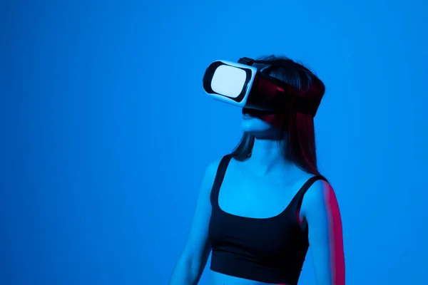 Mujer sorprendida obtener experiencia utilizando gafas de realidad virtual y explorar un mundo virtual. Chica pasar shes tiempo en metaverse mientras pasar el rato con un amigos. —  Fotos de Stock