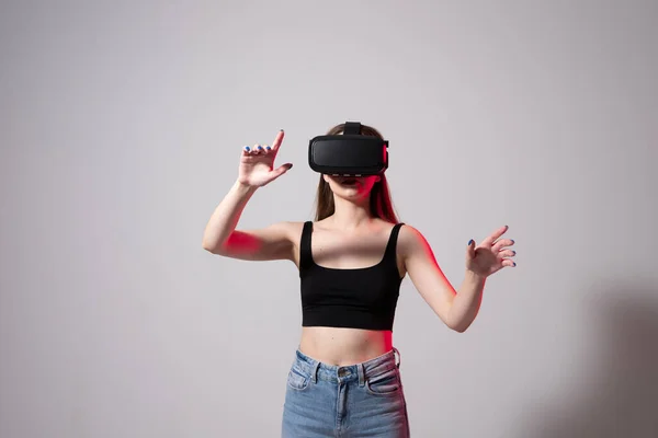 VR szemüveget viselő tervező, építész, fejlesztő vagy mérnök nő, aki egy új perspektíva-projekten dolgozik, és a kibertérrel való interakciókban swipe és stretching gesztusokat használ. — Stock Fotó