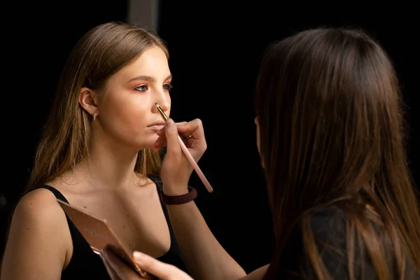 Eyeshadow applying by proffesional make up artist. Makeup for eyes. — Stock Photo, Image