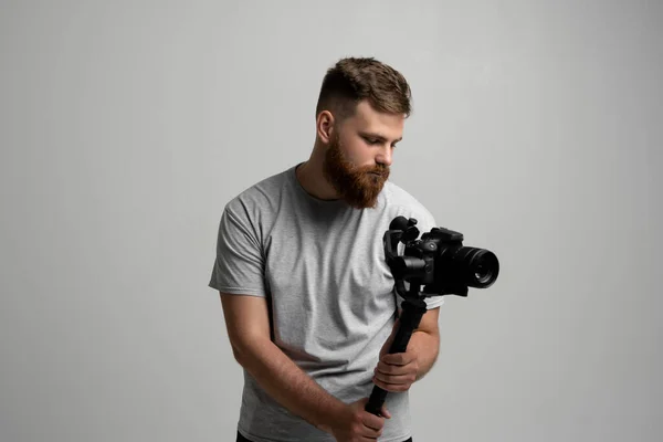 Bearder videographer κινηματογραφιστής dop κινηματογραφιστής με 3-άξονα gimbal και dslr κάμερα. Κινηματογράφηση, βιντεογραφία, χόμπι και δημιουργικότητα. — Φωτογραφία Αρχείου
