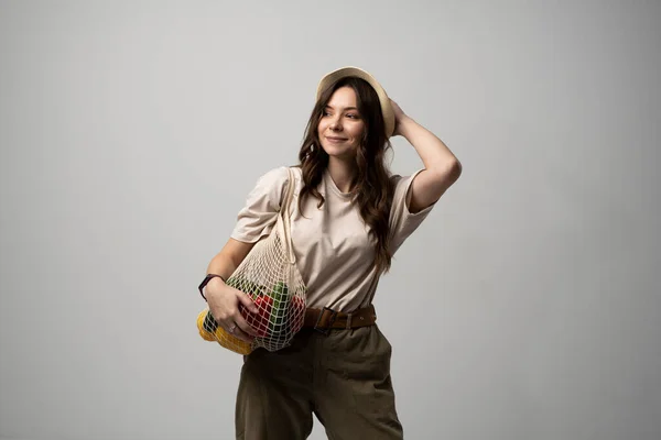Concepto de cero residuos con espacio de copia. Mujer sosteniendo una bolsa de compras de malla reutilizable con verduras, productos. Comprador de malla ecológico. Cero residuos, concepto libre de plástico. — Foto de Stock