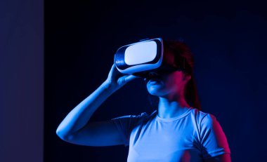 Kadın geliştirici, tasarımcı, VR kulaklığı kullanarak VR teknolojisi kullanan yeni bir ürün veya teknoloji tasarlıyor..