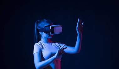 Sanal gerçeklik kulaklığı takan ve elleriyle jestler yapan kadın mimarın portresi endüstriyel tasarım, gelişim ve mimarlık için VR teknolojisini kullanıyor..