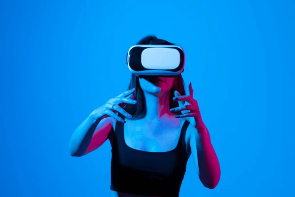 Virtuális valóság headsetet viselő női mérnök, aki VR technológiát alkalmazó új pruductokat vagy technológiákat tervez. Fejlesztő és prototípus szoftver. — Stock Fotó
