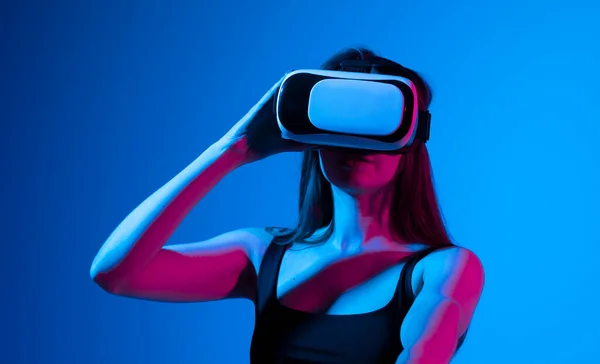 Mujer con gafas de realidad virtual. Concepto de tecnología futura . — Foto de Stock