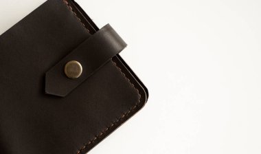 Banknotlar için siyah el yapımı gerçek deri cüzdan ve beyaz arka planda izole edilmiş kredi kartları. Seçici odak, kopyalama alanı, kapat.