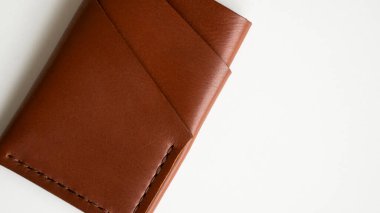 Beyaz arka planda izole edilmiş el yapımı deri kart tutacağı. Seçici odak, boşluğu kopyala, kapat.