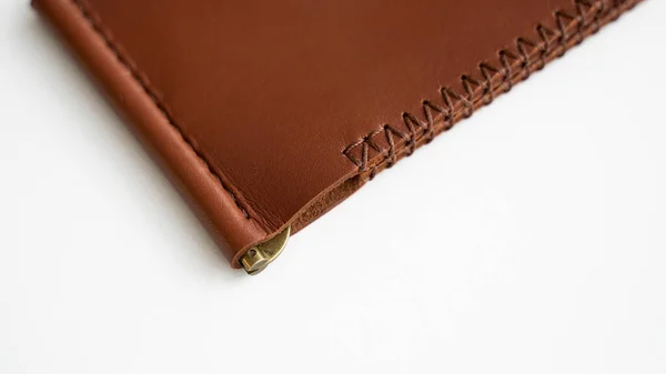 Empty mens clip χρήματα χειροποίητα δερμάτινο πορτοφόλι με δύο τσέπες για κάρτες βρίσκεται σε ένα λευκό τραπέζι. Επιλογή εστίασης, αντιγραφή χώρου, κλείσιμο. — Φωτογραφία Αρχείου