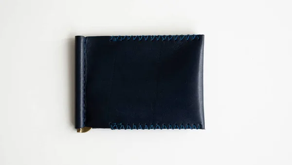 Cartera de cuero hecha a mano vacía azul mens money clip con dos bolsillos para tarjetas se encuentra en una mesa blanca. Enfoque selectivo, espacio de copia, primer plano. — Foto de Stock