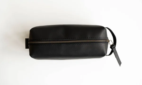 Черная кожаная личная косметическая сумка или пуш для игрушек попробуйте аксессуар. Стиль, ретро, мода, винтаж и элегантность. — стоковое фото