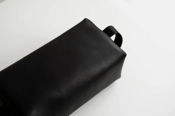 De cerca, los detalles de los hombres de cuero negro bolsa cosmética personal o bolsa para accesorios de tocador. Estilo, retro, moda, vintage y elegancia. — Foto de Stock