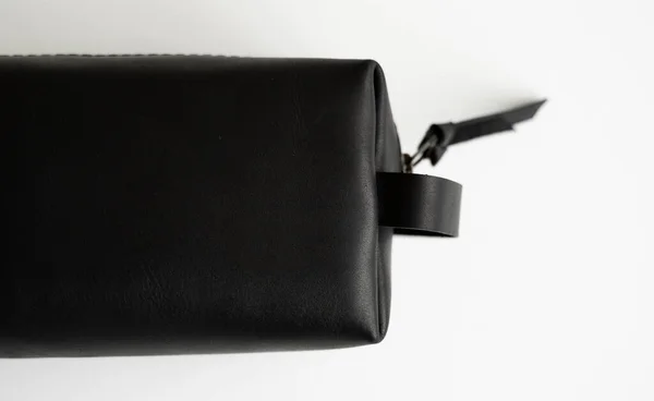 De cerca, los detalles de los hombres de cuero negro bolsa cosmética personal o bolsa para accesorios de tocador. Estilo, retro, moda, vintage y elegancia. — Foto de Stock