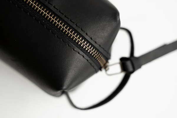 Close up, detalhes de homens de couro preto saco cosmético pessoal ou bolsa para acessório de higiene pessoal. Estilo, retro, moda, vintage e elegância. — Fotografia de Stock