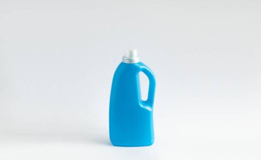 Beyaz arka planda izole edilmiş büyük mavi plastik temizlik ürünleri şişeleri. Model yap. Ürün tasarımı
