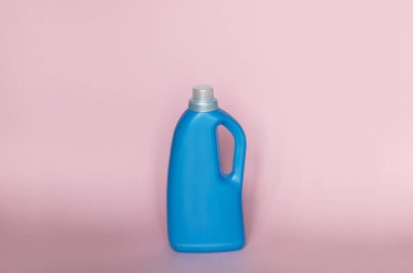 Pembe arka planda izole edilmiş mavi plastik deterjan şişesi. Çamaşır konteynırı, ürün şablonu. Ürün tasarımı. Model