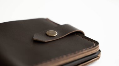 Banknotlar için siyah el yapımı gerçek deri cüzdan ve beyaz arka planda izole edilmiş kredi kartları. Seçici odak, kopyalama alanı, kapat