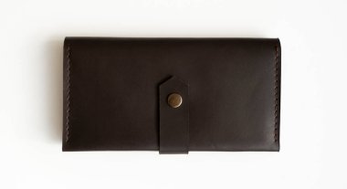 Banknotlar için siyah el yapımı gerçek deri cüzdan ve beyaz arka planda izole edilmiş kredi kartları. Seçici odak, kopyalama alanı, kapat