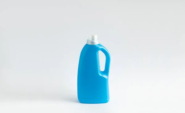 Stora Blå Plastflaskor Rengöringsmedel Isolerad Vit Bakgrund Förlöjliga Dig Produktdesign — Stockfoto