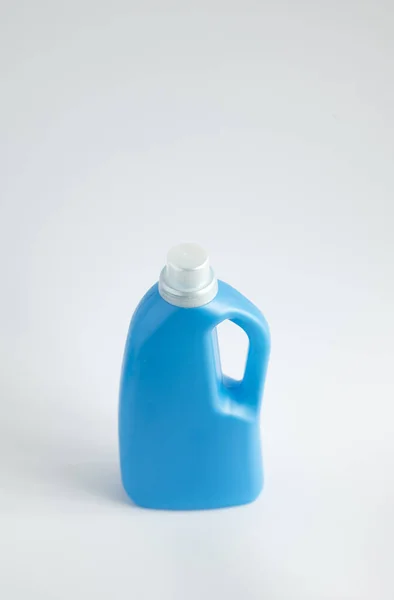 白色の背景に分離された青色プラスチック液体洗剤ボトル ランドリーコンテナ 商品テンプレート プロダクトデザイン モックアップ — ストック写真