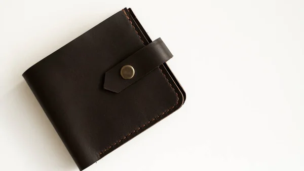 褐色的空男人黑色手工制作的真皮钱包的顶部视图 用于钞票和信用卡 独立于白色背景 选择焦点 复制空间 — 图库照片