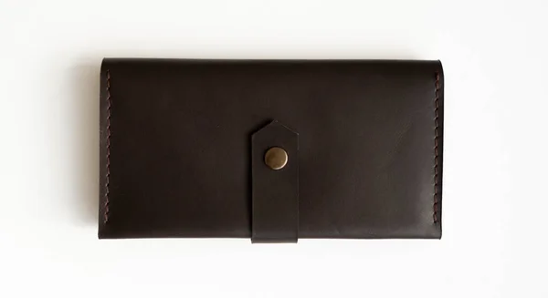 褐色的空男人黑色手工制作的真皮钱包的顶部视图 用于钞票和信用卡 独立于白色背景 选择焦点 复制空间 — 图库照片