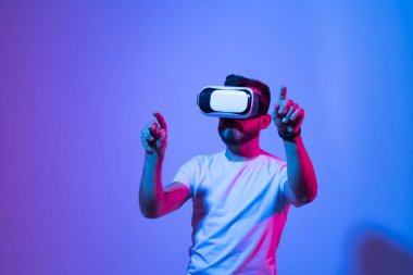 Modern mimar, iş yerinde sanal gerçeklik gözlüğü kullanan tasarımcı. Artırılmış gerçeklik vr stüdyosunda çalışan tasarımcı. Stüdyo arka planında VR gözlüklü bir adam çalışıyor.