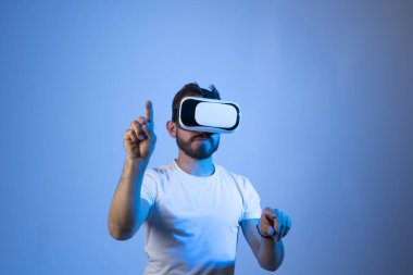 Sanal gerçeklik kasklı genç sakallı adam internette metaverse olarak oyun oynuyor. Oyun kurgusal dünyada davranışları, aletleri ve sanal gerçeklik bağımlılığını taklit eder. Gelecekteki teknoloji konsepti