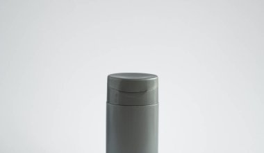 Siyah şampuan ambalaj modeli. Erkekler için dikey boş plastik kozmetik paketi, beyaz arka planda izole edilmiş. Saç kremi kabı, saç durulama.