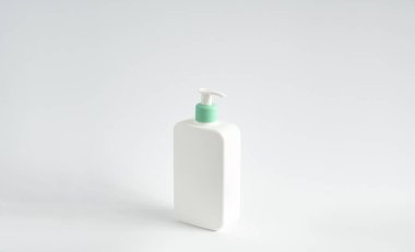 Jöle, losyon, krem, şampuan, banyo köpüğü için sıvı konteynır. Beyaz arka planda yeşil şeker pompalı kozmetik plastik şişe. Kopya alanı ile kozmetik paketleme