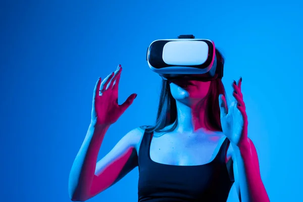 Mujer Con Gafas Realidad Virtual Concepto Tecnología Futura — Foto de Stock