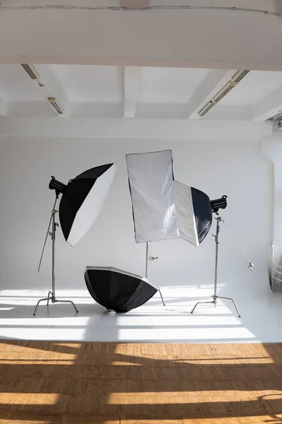 Apparecchiature Illuminazione Professionali Flash Stand Ciclorama Moderno Studio Fotografico Con — Foto Stock