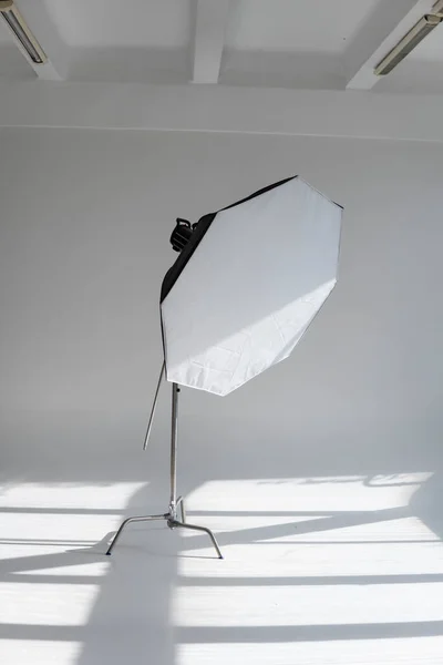 Luce Flash Professionale Fotografica Con Una Ottbox Stand Ciclorama Moderno — Foto Stock