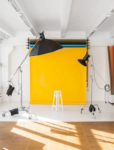 Rolo Fundo Amarelo Com Uma Cadeira Branca Dois Flash Profissional — Fotografia de Stock