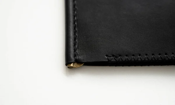 空の古典的な黒革手作りマネークリップ財布の詳細白の背景 レザーアクセサリー — ストック写真