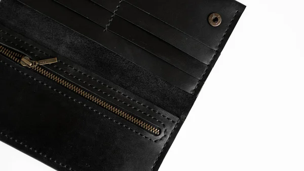 ジップとポケットがたくさん付いているオープンメンズ黒の空の革財布の上のビュー レザーアクセサリー — ストック写真