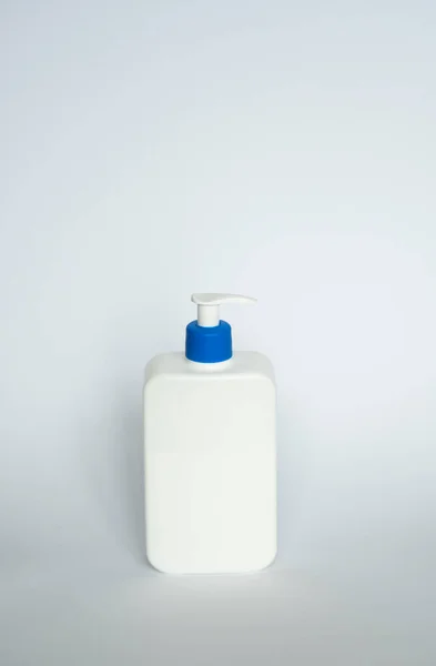 Grande Bouteille Plastique Cosmétique Blanc Avec Pompe Distributeur Capuchon Bleu — Photo