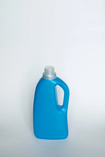 Blauwe Plastic Fles Staat Witte Achtergrond Conditioner Vloeibaar Poeder Voor — Stockfoto