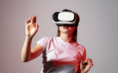 İş yerinde video gözlük kullanan profesyonel mimar ve yeni bir mimari projesiyle çalışıyor.