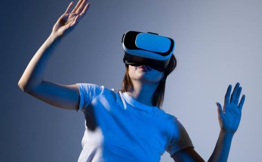 Sanal gerçeklik nesneleri dokunmak çalışırken Vr kulaklık kadında