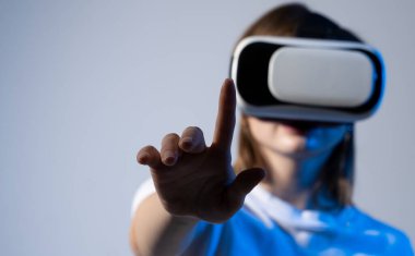 Sanal gerçeklik nesneleri dokunmak çalışırken Vr kulaklık kadında